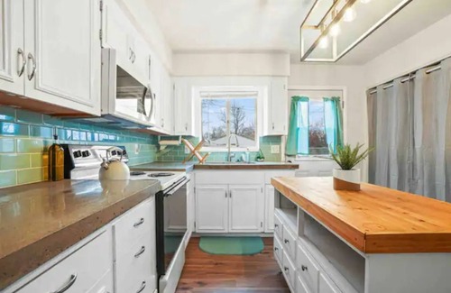 Meridian Casa | Walking distance to shops, restaurants, bars & more!