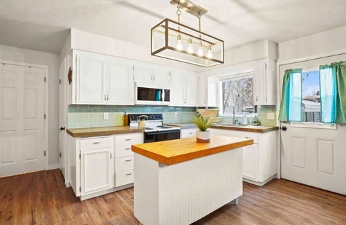 Meridian Casa | Walking distance to shops, restaurants, bars & more!