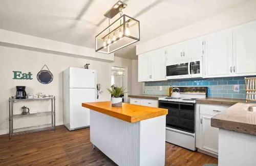 Meridian Casa | Walking distance to shops, restaurants, bars & more!