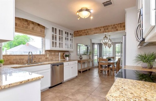 Grapevine Casa | Walking distance to the lake, Pool/Hot tub/Slps12/less than 2 miles from Main ST