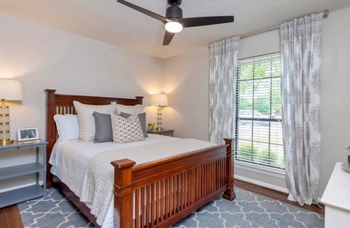 Grapevine Casa | Walking distance to the lake, Pool/Hot tub/Slps12/less than 2 miles from Main ST