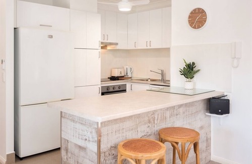 Labrador Apartamento | Walking distance to the Broadwater, Spacious 3 x Bedroom walk up Unit