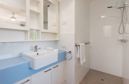 Labrador Apartamento | Walking distance to the Broadwater, Spacious 3 x Bedroom walk up Unit