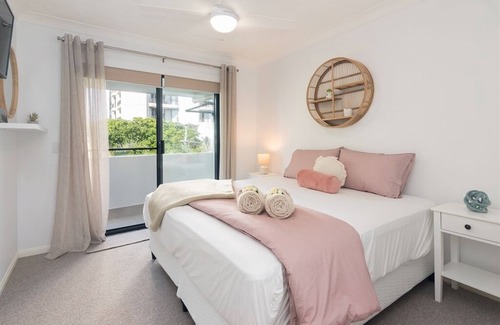 Labrador Apartamento | Walking distance to the Broadwater, Spacious 3 x Bedroom walk up Unit