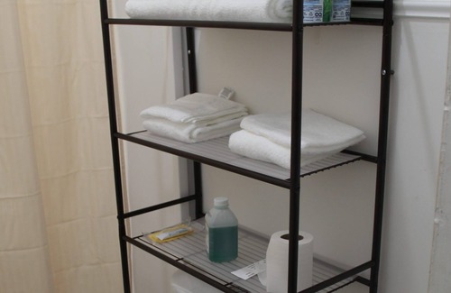Monticello Apartamento | Walking distance to food, library, post office, banks, and more.