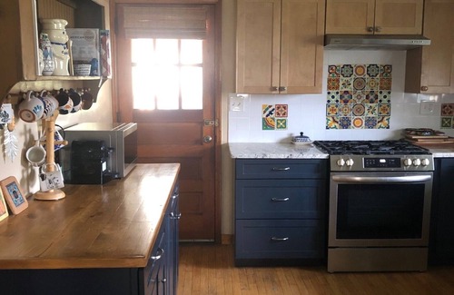 Plum Casa | Walking Distance to US Open 0.5 Mi-Ranch House w/ parking, 2-bedroom w/ AC, WiFi