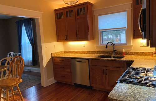 Roseland Casa | Walking distance to campus trolleys, not owner occupied!
