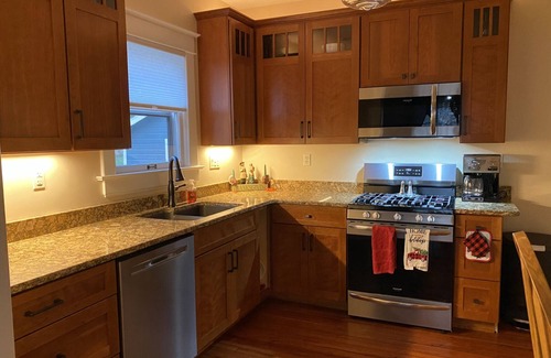 Roseland Casa | Walking distance to campus trolleys, not owner occupied!