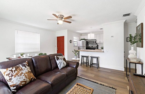 Sailboat Bend Condominio | Walking on Sunshine – 2BR, 1BA Near Riverwalk