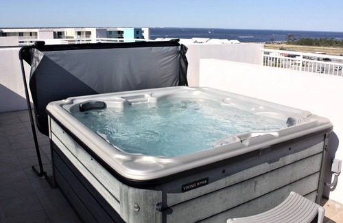 Fort Walton Beach Condominio | Walking On Sunshine Penthouse w/ Private Rooftop Terrace & Hot Tub - VPH04