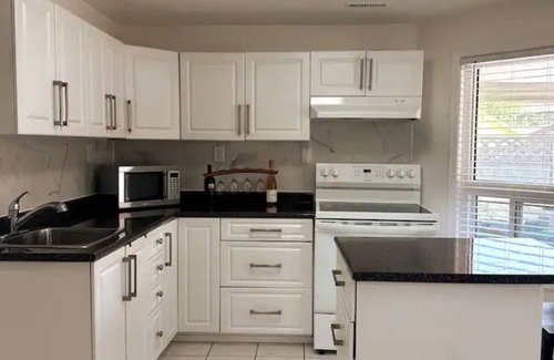 Hurontario Casa | Walkout basement apartment close to heartland and Square one shopping center.