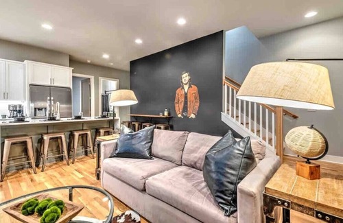 Haynes Area Casa | Wallen World-Lux Home w/14 Beds! Game Room/Rooftop