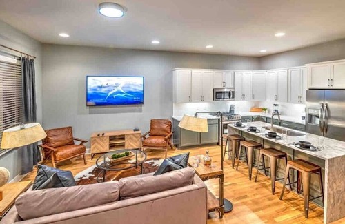 Haynes Area Casa | Wallen World-Lux Home w/14 Beds! Game Room/Rooftop