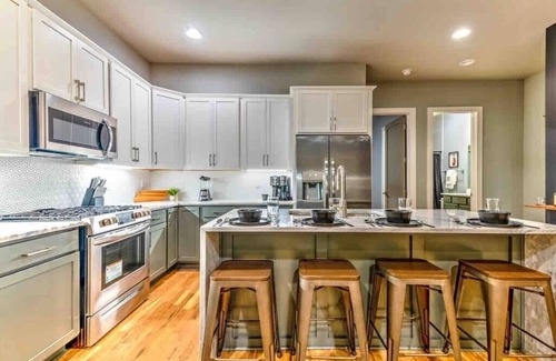 Haynes Area Casa | Wallen World-Lux Home w/14 Beds! Game Room/Rooftop