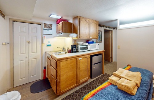 Joseph Apartamento | Wallowa Lake historic studio with private deck, mountain view, & nearby pond
