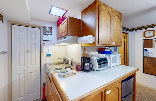 Joseph Apartamento | Wallowa Lake historic studio with private deck, mountain view, & nearby pond
