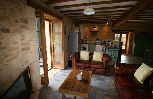 Saint-Sulpice-d'Excideuil Cabaña | Propiedad y piscina con encanto en Walnut Barn, ideal para familias y parejas
