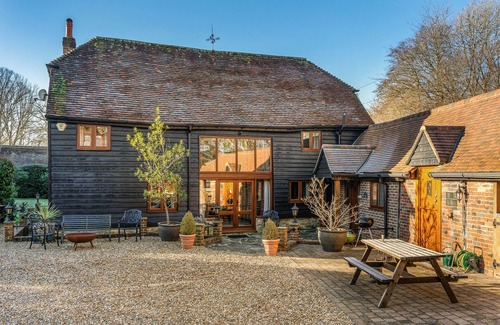 Horsham Casa | Walnut Barn - 5 bedrooms - sleeping up to 10.