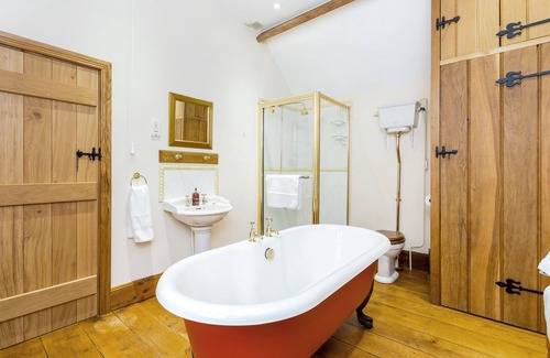 Horsham Casa | Walnut Barn - 5 bedrooms - sleeping up to 10.