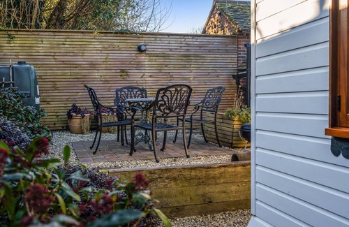 Horsham Cabaña | Walnut Cottage - 2 bedrooms & 2 bathrooms - a beautifully cosy cottage
