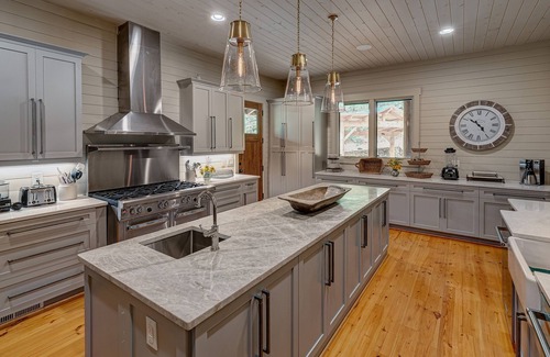 Ellijay Cabina | Walnut Grove 11-BR Lodge: corporate retreats & reunions - on 280 private acres