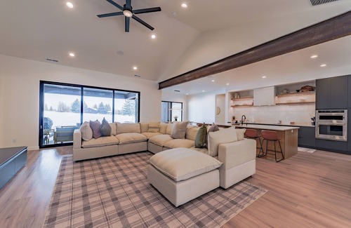 Thayne Cabina | Walnut Ridge Family Retreat with Hot Tub and Golf Near Jackson WY