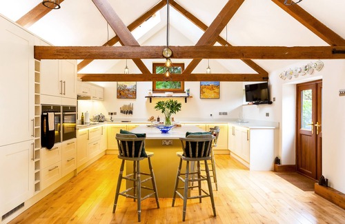 Horsham Apartamento | Walnut Studio - perfect space for wellness retreats, functions, fine diningn