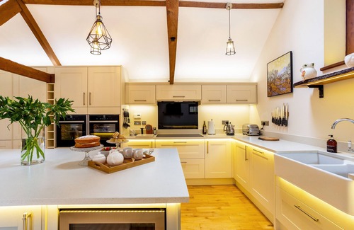 Horsham Apartamento | Walnut Studio - perfect space for wellness retreats, functions, fine diningn