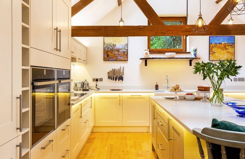 Horsham Apartamento | Walnut Studio - perfect space for wellness retreats, functions, fine diningn