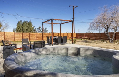 Joshua Tree Casa | 🌵 Walpi Ranch - Joshua Tree Getaway w/ Hot Tub, Fire Pit and BBQ! 🌵