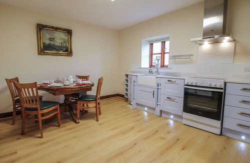 Craven Arms Cabaña | WALTON MAISONETTE, family friendly, with pool in Ludlow