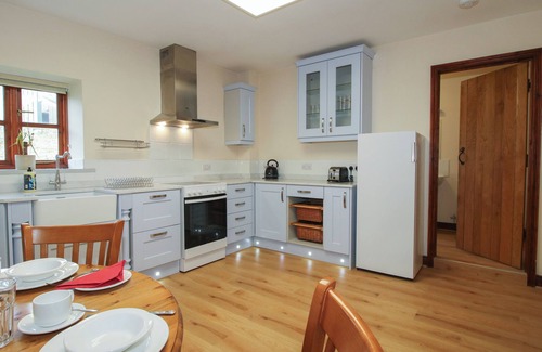 Craven Arms Cabaña | WALTON MAISONETTE, family friendly, with pool in Ludlow