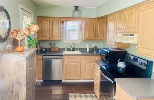 Brooklyn Cabaña | Wampler’s Lake Adorable 3-bedroom Lakefront Cottage 🏡🐟🛶☀️