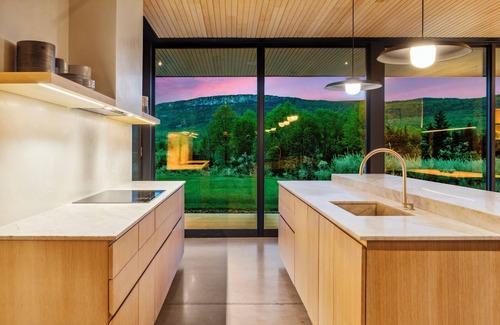 New Paltz Casa | 4Bed/4Bath Luxury NY Home w/ Hot Tub, Sauna & Gym