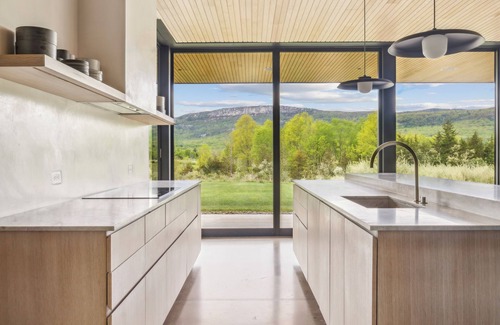 New Paltz Casa | 4Bed/4Bath Luxury NY Home w/ Hot Tub, Sauna & Gym