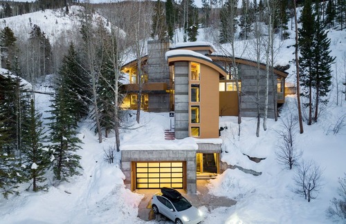 Highland Meadows Casa | Architectural gem with Hot Tub, minutes to town - Pet friendly!