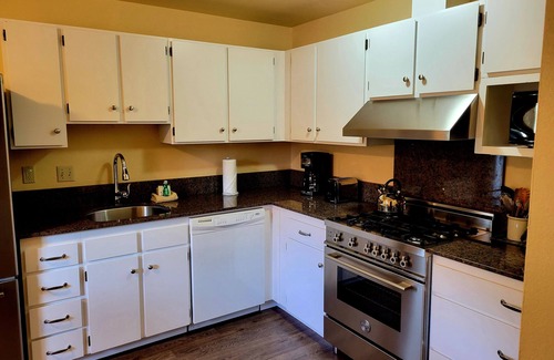 Warm Springs Casa | Wanderer Way Home - Cozy Alpine Gem, Minutes From Downtown & Pet Friendly