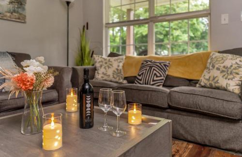 Lookout Valley Neighborhood Association Casa | Wanderers Nest with a hot tub