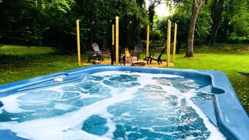 Lookout Valley Neighborhood Association Casa | Wanderers Nest with a hot tub