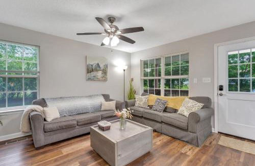 Lookout Valley Neighborhood Association Casa | Wanderers Nest with a hot tub