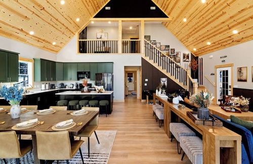 Massanutten Casa | Wanderlust Villa – Spacious Mt cabin w/ Game room, Hot tub and Karaoke nights !