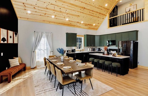 Massanutten Casa | Wanderlust Villa – Spacious Mt cabin w/ Game room, Hot tub and Karaoke nights !