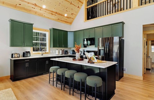 Massanutten Casa | Wanderlust Villa – Spacious Mt cabin w/ Game room, Hot tub and Karaoke nights !
