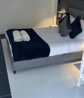 Thornton Casa | Wandsworth, South London Deluxe King Room 5