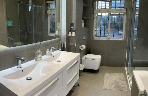 Thornton Casa | Wandworth, South London Deluxe King Room 2