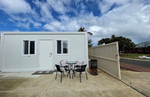 Wannanup Cabina | Wannanup Retreat Short Stay Accommodation. Pet-Friendly!