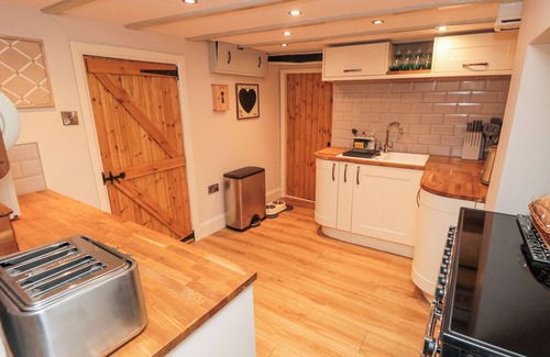 Potter Brompton Cabaña | WANSBECK COTTAGE, pet friendly, with open fire in West Ayton