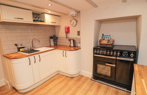 Potter Brompton Cabaña | WANSBECK COTTAGE, pet friendly, with open fire in West Ayton