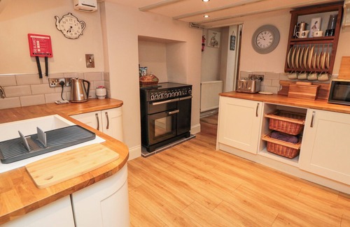 Potter Brompton Cabaña | WANSBECK COTTAGE, pet friendly, with open fire in West Ayton