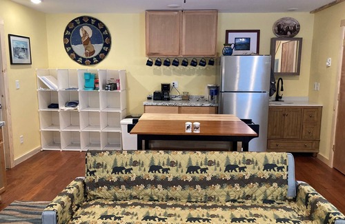 Gardiner Cabina | Wolf Crossing - Wapiti Cabin next to Yellowstone's NE gate in Silver Gate